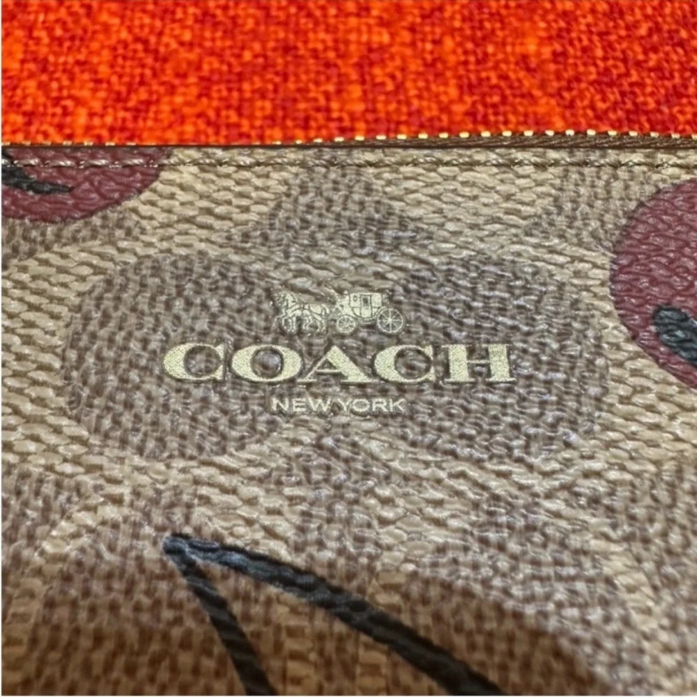 ❤️❤️❤️Coach Wallet/wristlet with cherry print CZ450❤️❤️❤️
